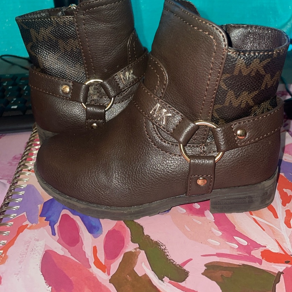 MK boots size 8